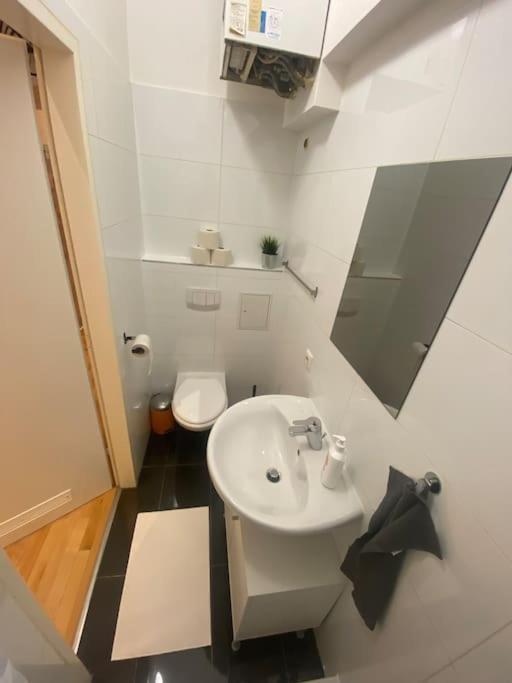 Ferienwohnung Cozy Appartm With + Airport/City Center Connection Wien Exterior foto