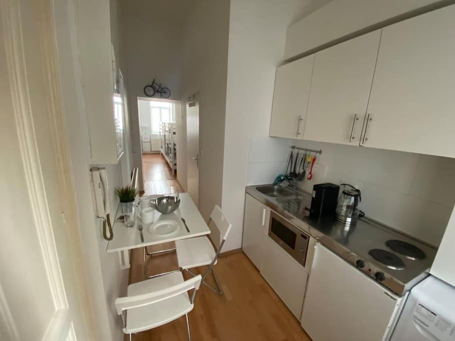 Ferienwohnung Cozy Appartm With + Airport/City Center Connection Wien Exterior foto