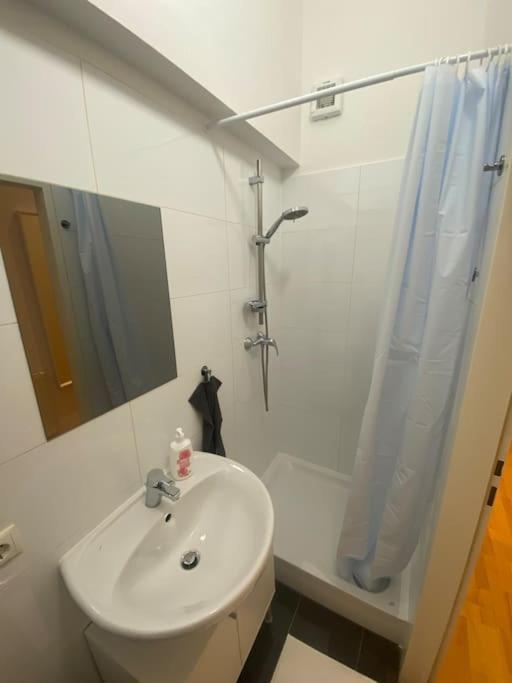 Ferienwohnung Cozy Appartm With + Airport/City Center Connection Wien Exterior foto